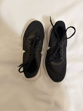 NIKE REVOLUTION RUNNING SHOES – BLACK – WOMEN’S SIZE 6